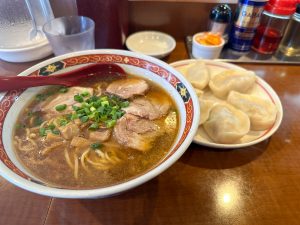 左：醤油チャーシュー麺、右：水餃子6個800円