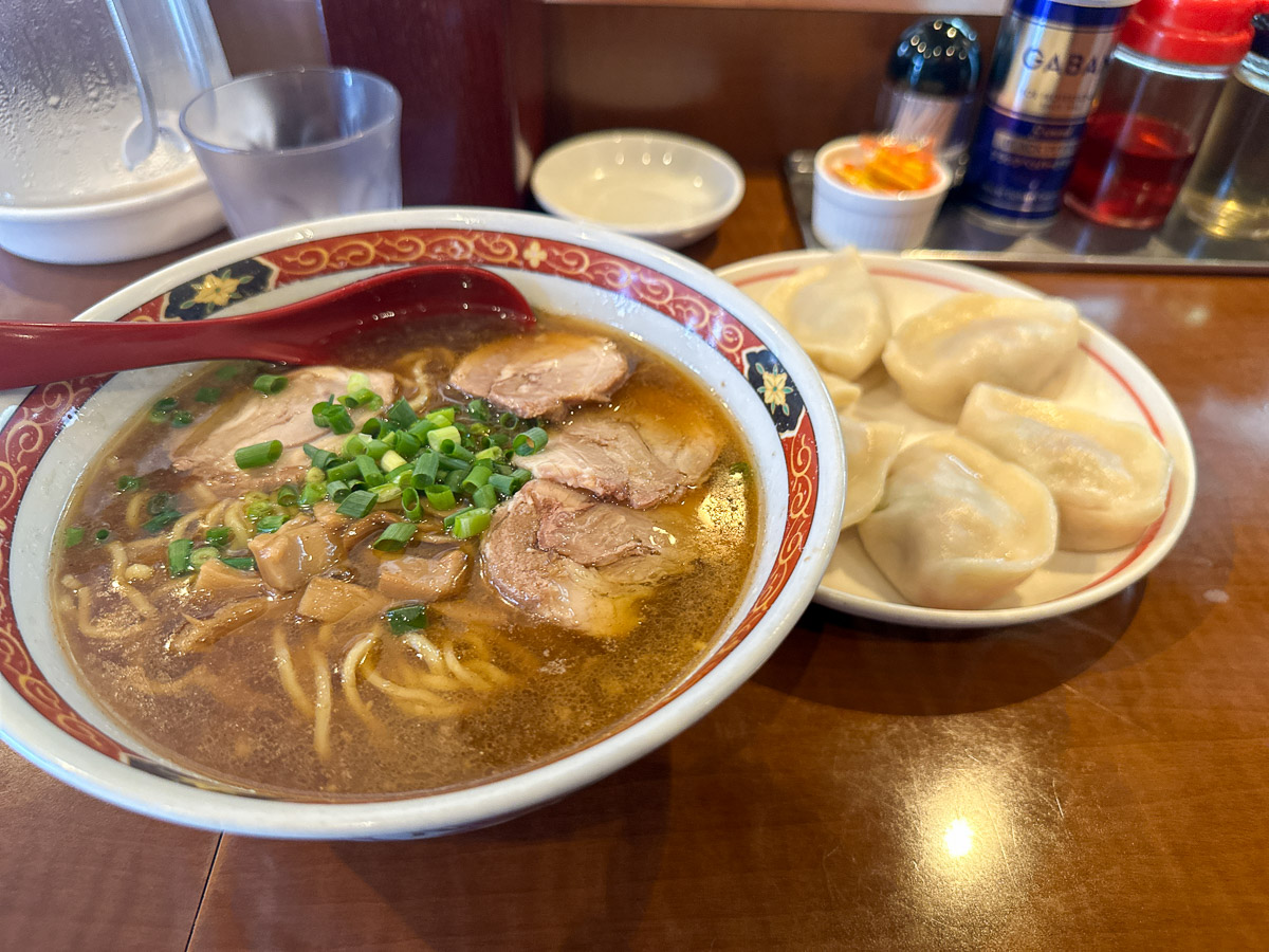 左:醤油チャーシュー麺、右:水餃子6個800円