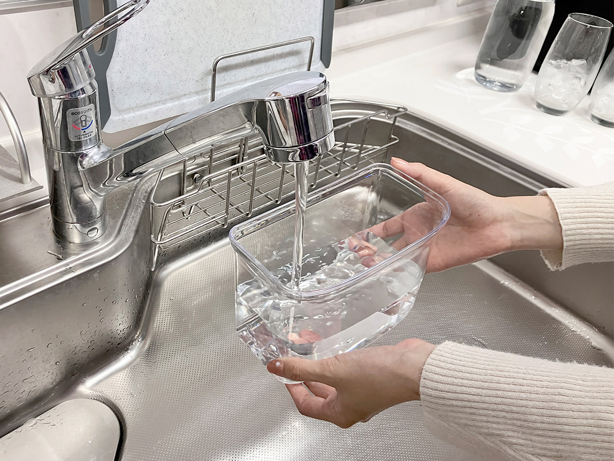タンクに水道水を注いでボタンを押すだけ!