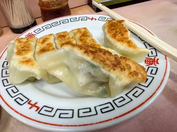 リアル口コミから探す東京・餃子の旨い店。東中野では住民全員が常連！？街に愛される『十番』の焼餃子