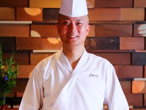 統括総料理長・坂上暁史（さかがみ あきふみ）さん。1973年、北海道生まれ。『鮨 銀座おのでら』創業メンバー。