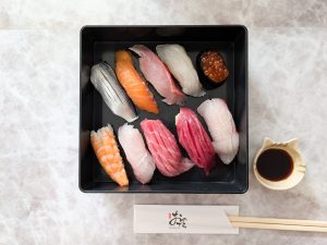 赤身、中トロ、サーモン、金目鯛、真鯛、平目、かんぱち、蒸し海老、小肌、いくら