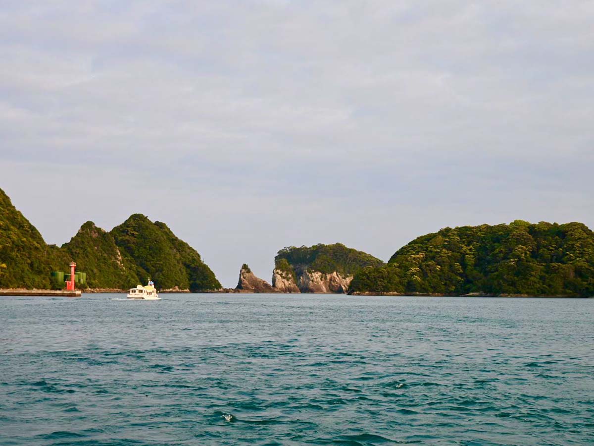 南紀随一の景勝地「紀の松島」は、遊覧船でも巡れるので合わせて楽しむのもおすすめ