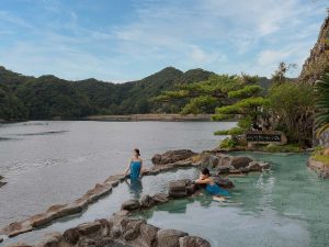 写真は露天風呂「奇襲潮聞之湯」。大浴場や露天風呂は入替制、露天風呂には湯浴み着もあり。入浴時間は15:00〜24:00、6：00〜10:00。写真提供：熊の別邸 中の島