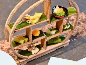 8種類の前菜がのった「八咫烏の導き」