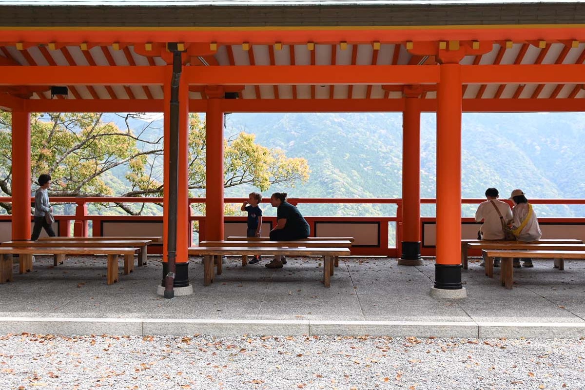 熊野の山々を見渡す絶景をゆったりと眺めるひとときも格別です