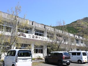 龍神マッシュは廃校になった下山路中学校跡地で育てられている