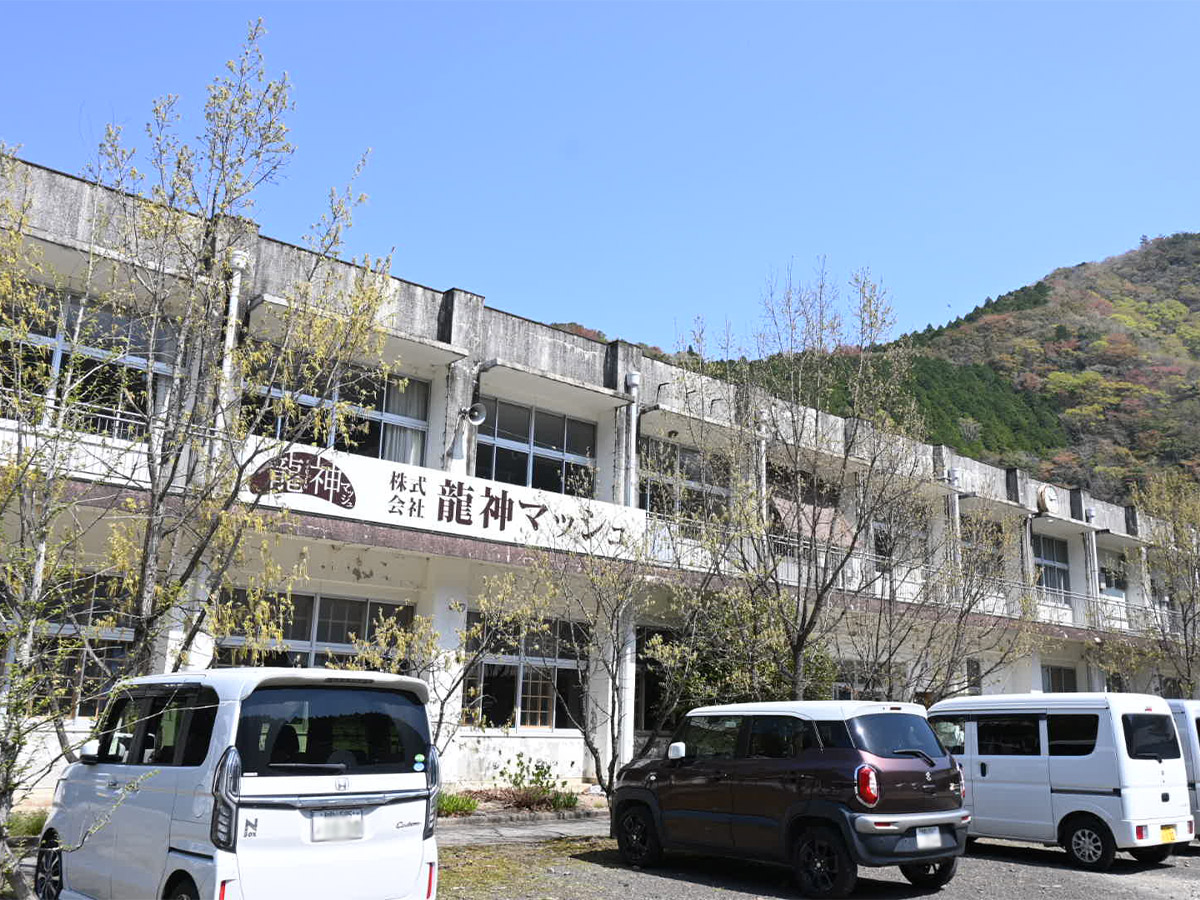 龍神マッシュは廃校になった下山路中学校跡地で育てられている