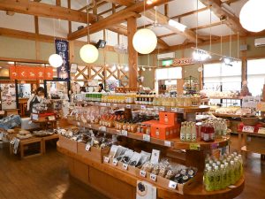 道の駅内の『龍游館』では、地元・龍神村のこんにゃく、ジビエ、鮎、あまご、ゆず果汁などの特産品が並ぶ。もちろん龍神マッシュも購入可能