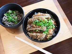 「龍神しいたけ丼＆龍神そばハーフset」1300円。並は龍神マッシュのフライが2枚、大盛は3枚のっている