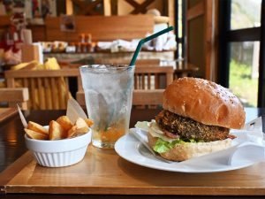 「龍神しいたけバーガー」800円。奥は梅シロップをペリエで割っていただく爽やかな「梅ソーダ」250円