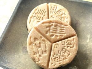 “芭・蕉・奥の細道”と3つに区切られています。“の”が小さいのがポイント