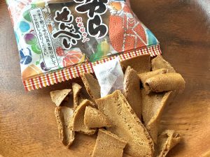 テーブルの上に紙やお皿などを敷いて、落ち着いて割ることをお勧めします