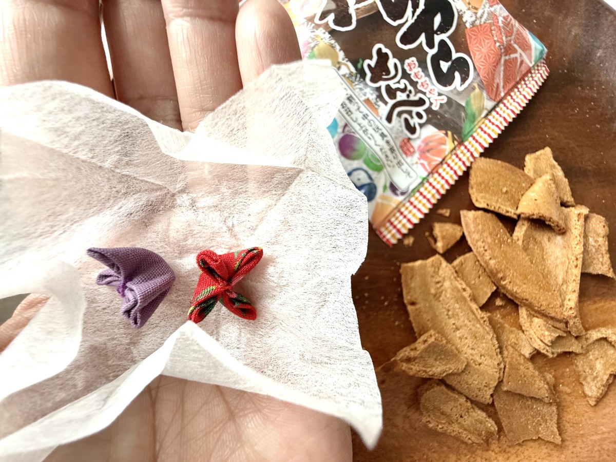 中から出てきたのは「つまみ細工」