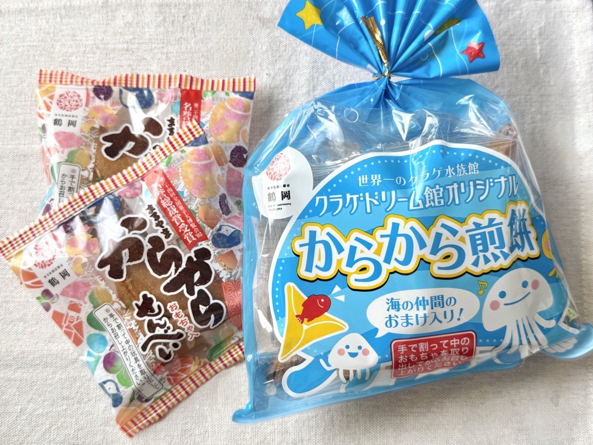 右がクラゲドリーム館オリジナル からからせんべい (5個入り720円)