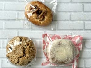上：くるみ饅頭、左：ふるさと最上川のみそパン、右：あげまん