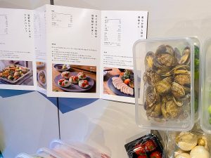 付属のレシピブック。メインディッシュになるような料理が多い