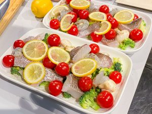 アクアパッツァの材料を付属のセラミックプレートに並べた状態