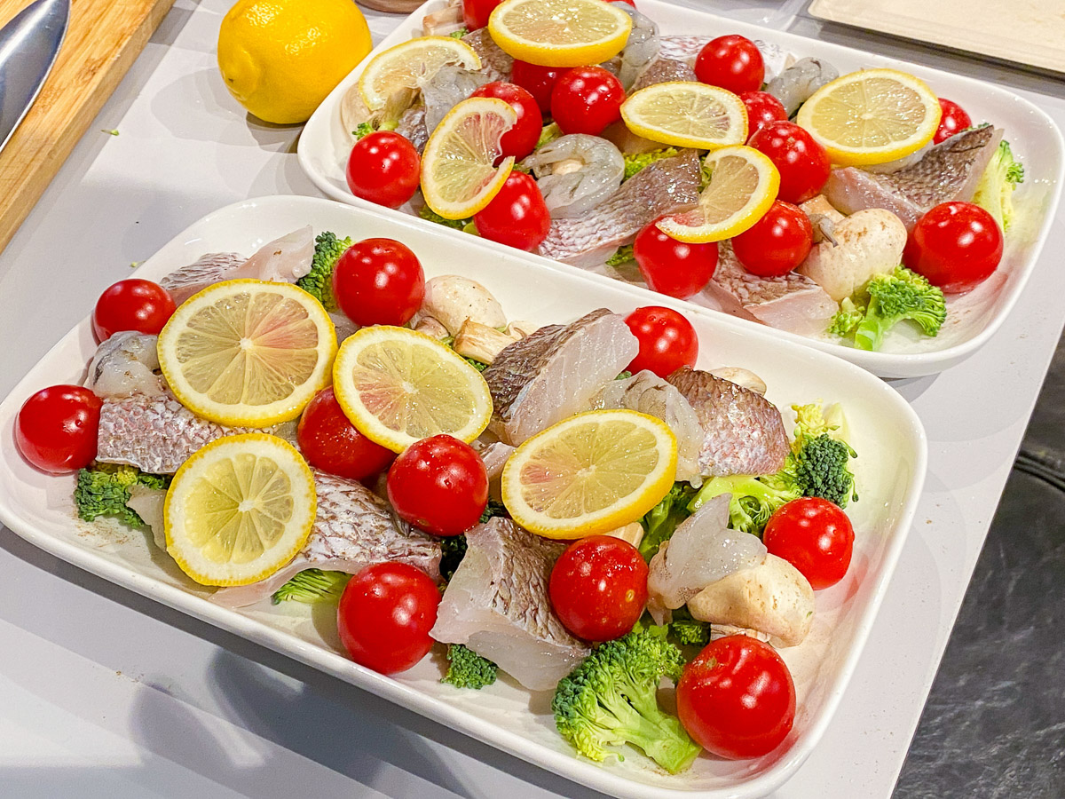 アクアパッツァの材料を付属のセラミックプレートに並べた状態