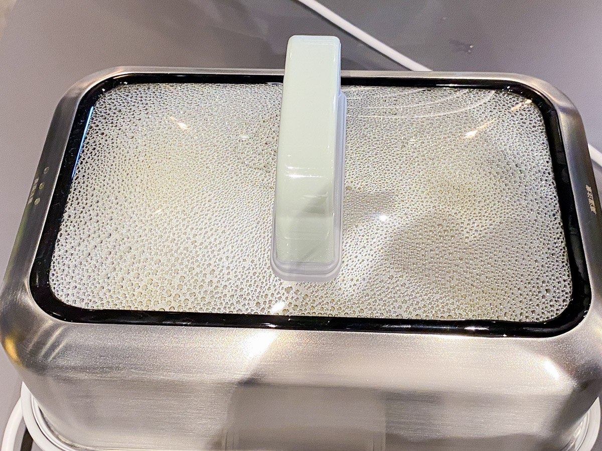 ガラス蓋は側面に流れ落ちる構造で、食材に水滴がかからない