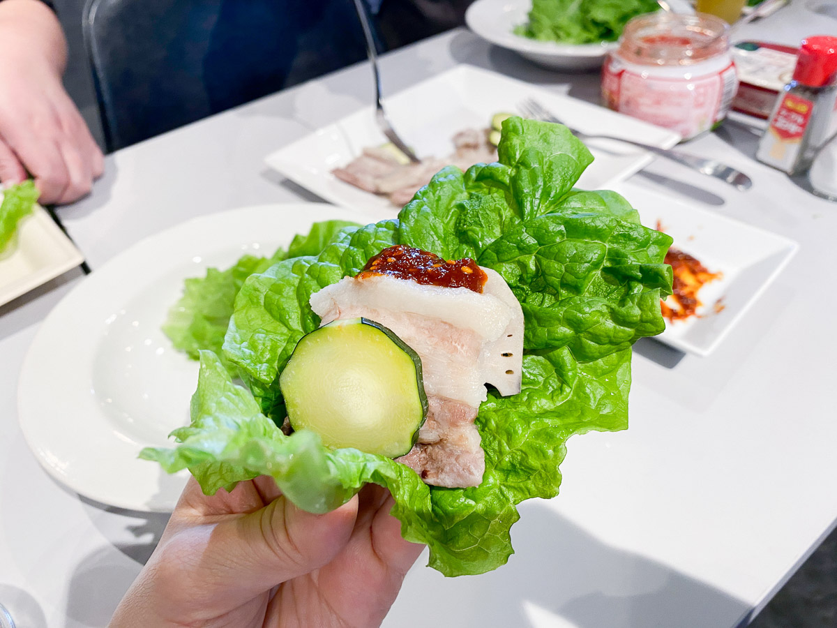 サンチュに包んだ蒸し豚と野菜