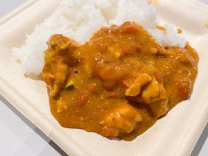 ご飯に無水バターチキンカレーをかけていただきます[食楽web]