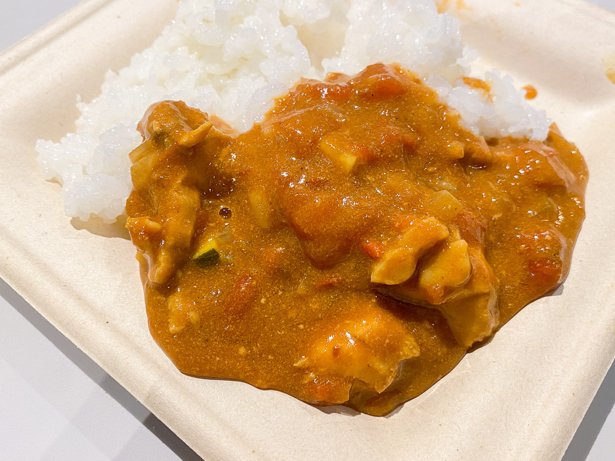 ご飯に無水バターチキンカレーをかけていただきます[食楽web]