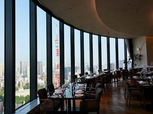 ベイエリアを見渡せる圧巻のロケーション。どのテーブルからも東京タワーが美しく臨めます
