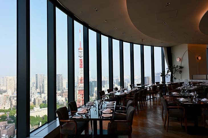 ベイエリアを見渡せる圧巻のロケーション。どのテーブルからも東京タワーが美しく臨めます