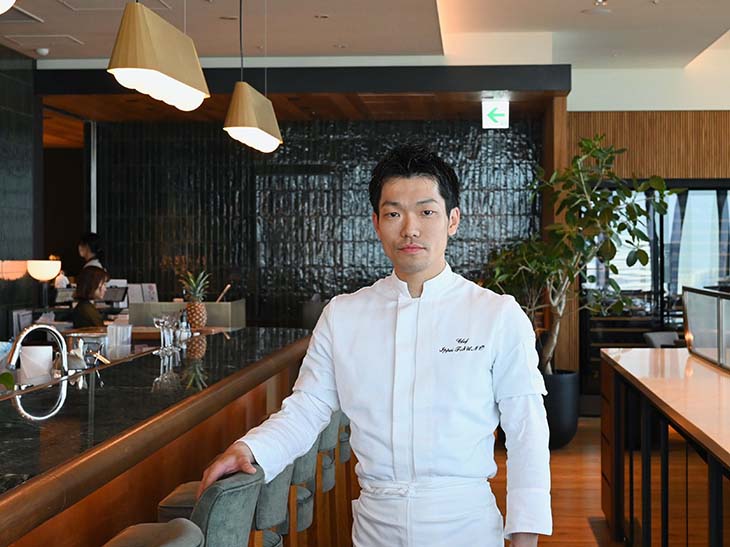 津野一平さん:フレンチの名店「エメ・ヴィベール」で修業、21歳で渡仏。帰国後は「レカン」「ロオジエ」などのグランメゾンで経験を積み、2024年「Dining33」のシェフに就任