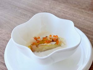 「北海道函館産真つぶ貝と冬瓜のミルフィユ仕立て　コンソメテール・エ・メール」