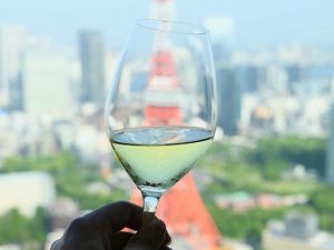 「フレンチなのでワインに合うよう、味にメリハリを持たせることも大切にしています」。グラスの向こうに東京タワーを望む絶景も素敵