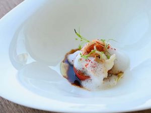 「オマール海老のポワレ フルーツトマト ソースシヴェ」