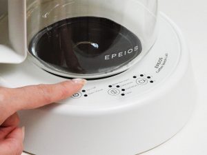 タッチパネルで操作は簡単。一度に抽出できる杯数は、ホットで1～4杯、アイスでは2～4杯
