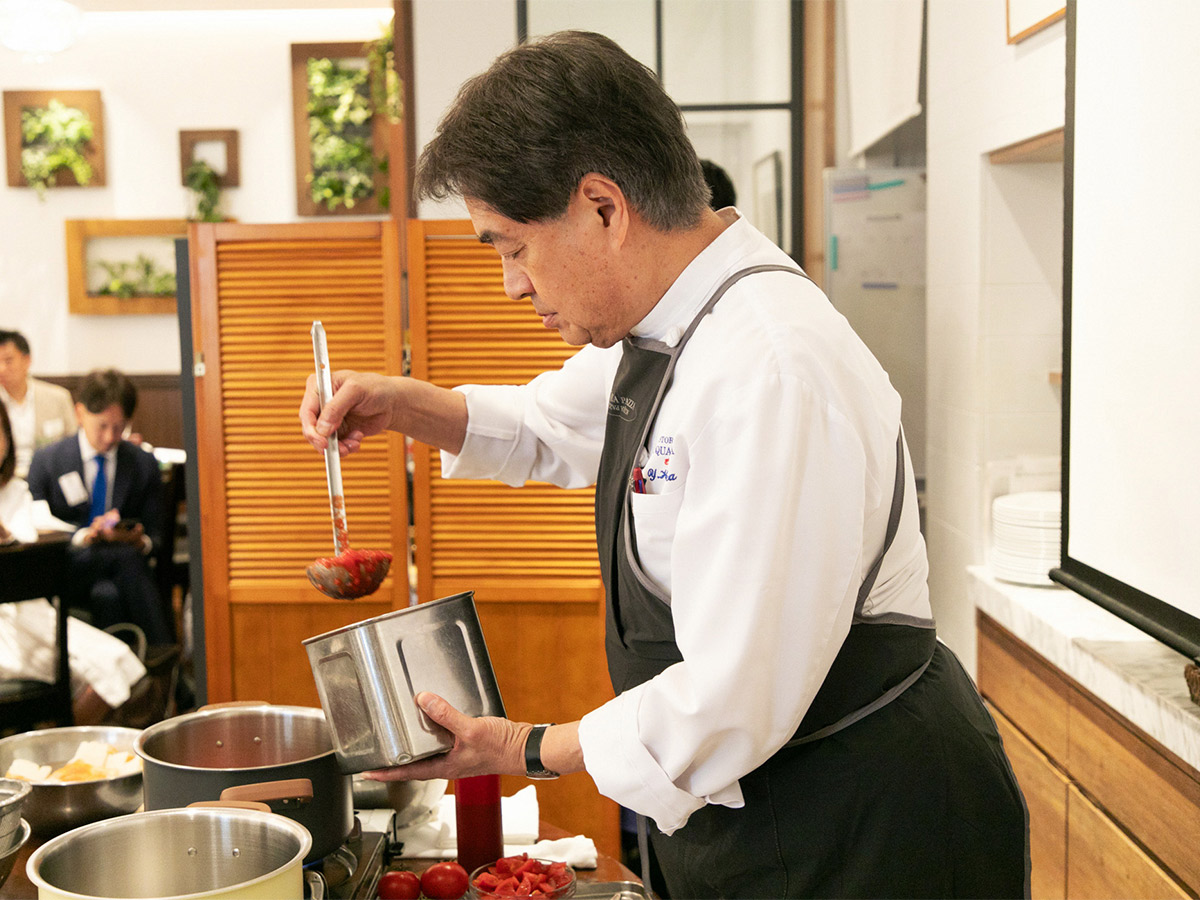 「グラストーネ ポット」でトスカーナの郷土料理「パッパ・アル・ポモドーロ」を調理