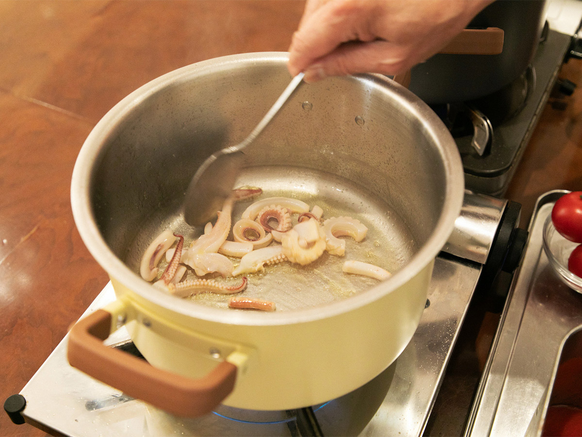 ケンサキイカをソテーして、トスカーナの郷土料理「パッパ・アル・ポモドーロ」をソースにしていただく