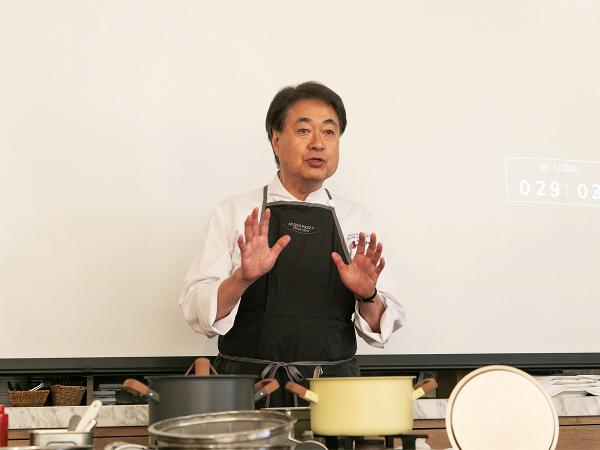 「グラストーネ ポット」の魅力を語る日髙シェフ