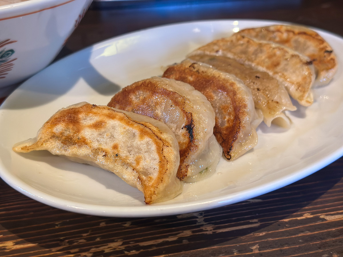 麻布ラーメンの「餃子」一皿6個入り700円