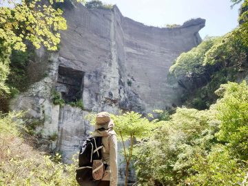 千葉の魅力たっぷり！ ラピュタの壁がある“鋸山”と名物・黄金アジフライを味わう日帰りさんぽ旅