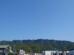 約500万年前に海から地層が盛り上がり、そこへ圧力がかり自然に削られ、のこぎりの歯のような山となった