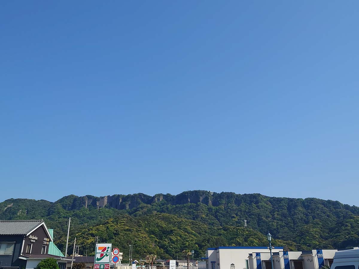 約500万年前に海から地層が盛り上がり、そこへ圧力がかり自然に削られ、のこぎりの歯のような山となった