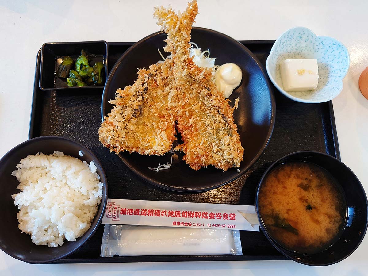 「房総フライ定食」1980円。ボリュームたっぷりでお腹を空かせて食べたい