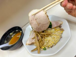 チャーシューにチャーハンの熱が移り、時間の経過とともにどんどん柔らかくなってくるチャーシュー