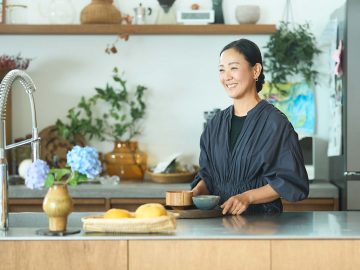 スタイリスト・宇藤えみさんの葉山のご自宅へ。丁寧な暮らしに欠かせない“口腔ケア”の強い味方とは？