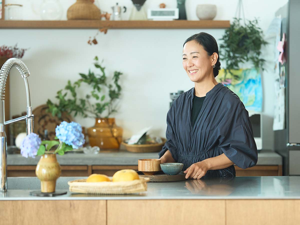 スタイリスト・宇藤えみさんの葉山のご自宅へ。丁寧な暮らしに欠かせない“口腔ケア”の強い味方とは?