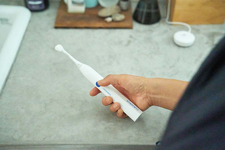 操作ボタンで1分間に22000、33000、42000回の3段階の振動レベルが選べる。ブラシのヘッドは人間工学に基づく「クラカーブ」形状を採用。ブラシの交換目安は約3か月