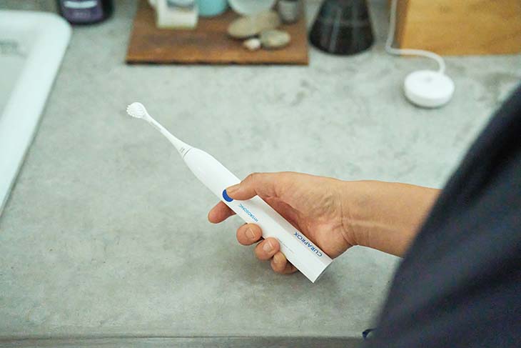 操作ボタンで1分間に22000、33000、42000回の3段階の振動レベルが選べる。ブラシのヘッドは人間工学に基づく「クラカーブ」形状を採用。ブラシの交換目安は約3か月