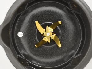 ステンレス鋼の8枚刃が食材をパワフルに粉砕。高い攪拌力も特徴