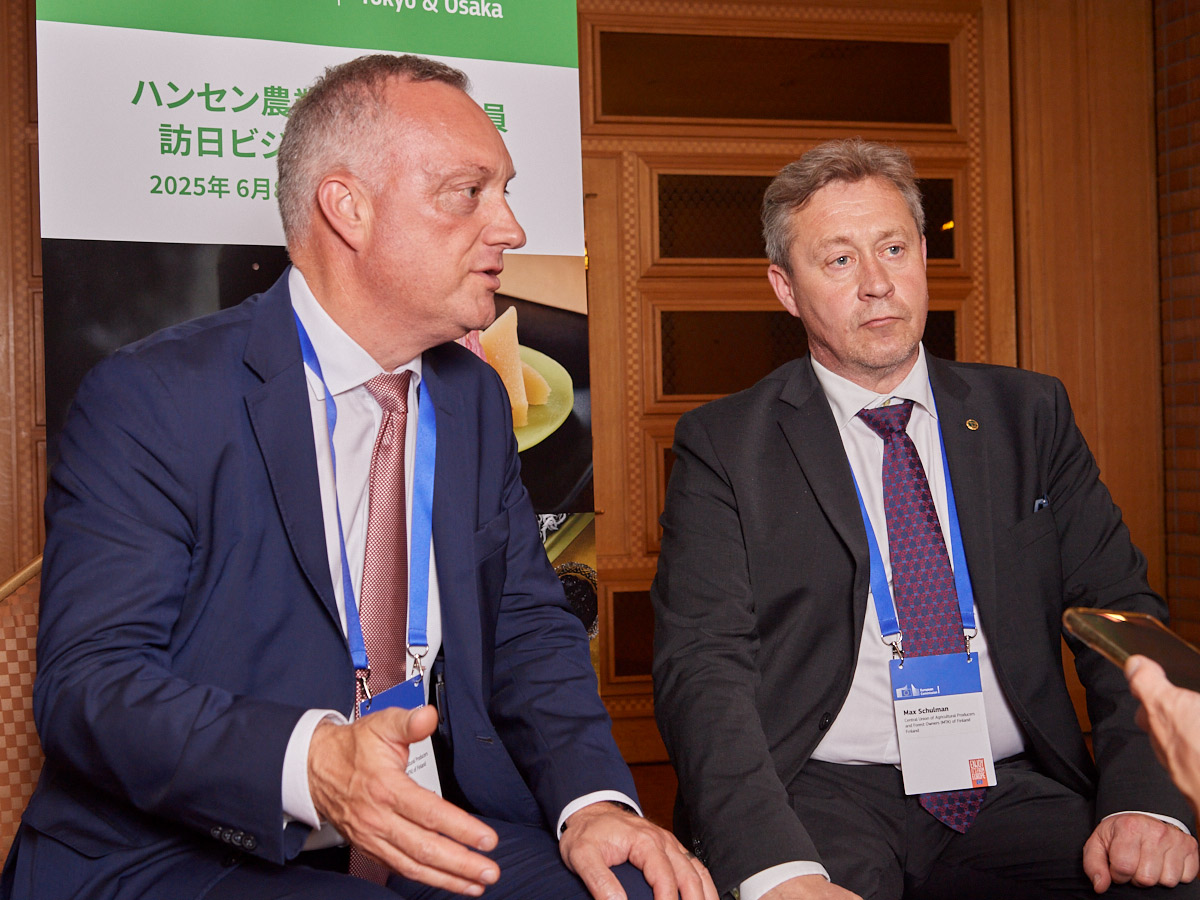 Johan Abergさん(左)。サウナの話では「熱いサウナの後に飲むキンキンに冷えたフィンランドのビールが最高」と力説してくれた