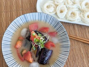 なすは夏と秋で食べ方を変えるのが最適解！夏の旨レシピ「揚げなすの味噌汁＆アレンジそうめん」
